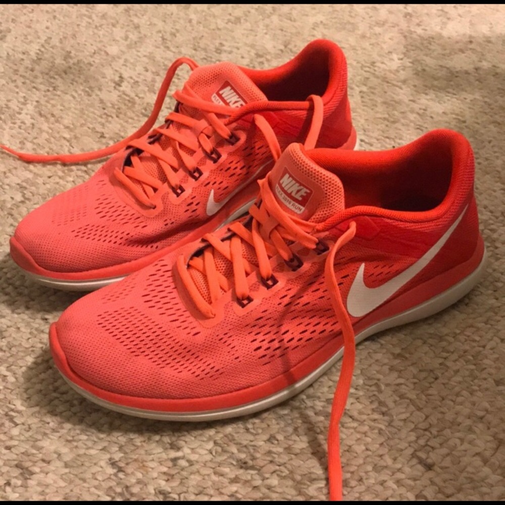 Hardly worn Nike fitsole tennis shoes